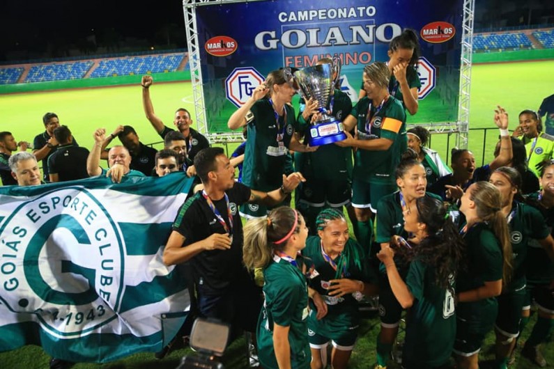 Goiano Feminino Adulto de 2019 - troféu do Goiás
