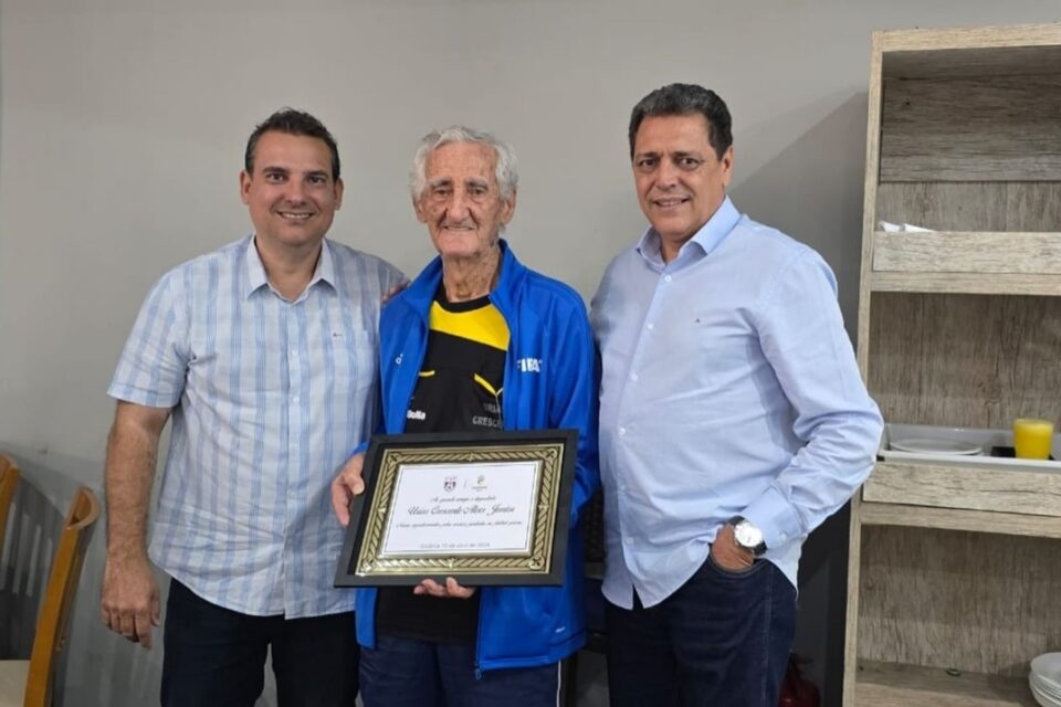 Urias Crescente foi homenageado pela FGF durante o Goianão 2024